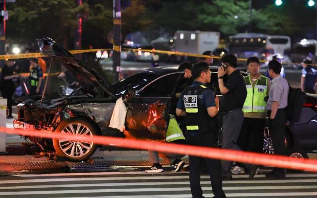 El conductor indicó que su vehículo aceleró de manera súbita y descontrolada.