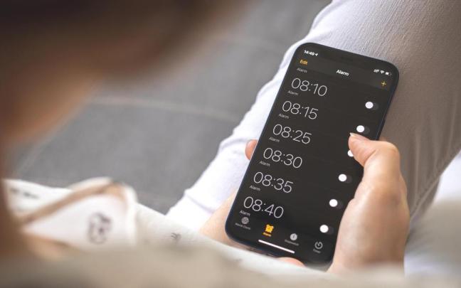 Un teléfono móvil con distintas alarmas activadas.