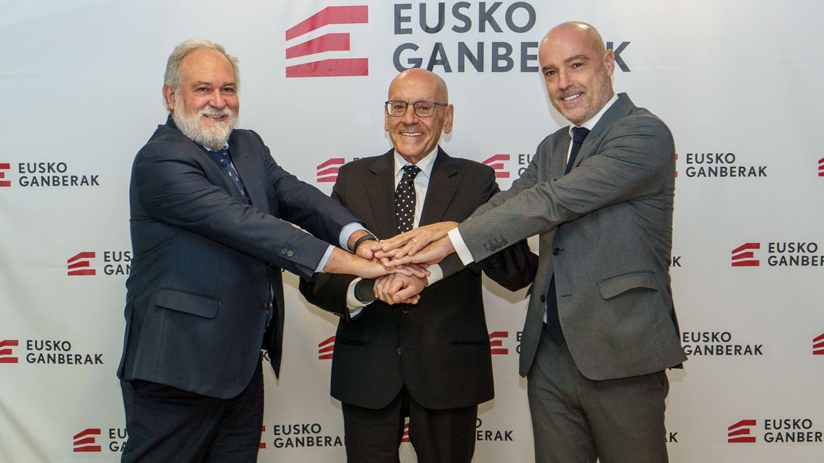 José Ignacio Zudaire (Cámara de Comercio de Bizkaia), Gregorio Rojo (Araba) y Mauricio Arregui (Gipuzkoa), en la presentación de la nueva marca corporativa de Eusko Ganberak.