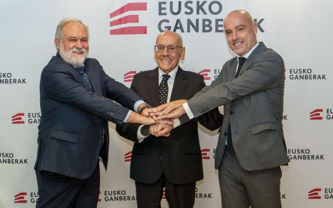 José Ignacio Zudaire (Cámara de Comercio de Bizkaia), Gregorio Rojo (Araba) y Mauricio Arregui (Gipuzkoa), en la presentación de la nueva marca corporativa de Eusko Ganberak.