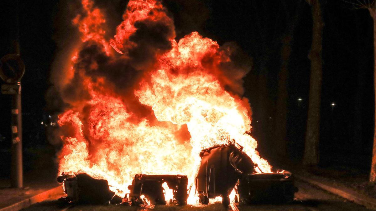 Disturbios y quema de contenedores en París y Burdeos