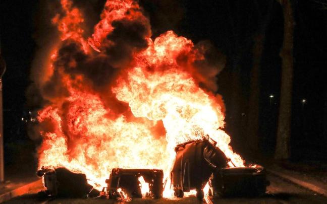 Imagen de archivo de contenedores en llamas