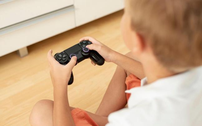 Niño juega un videojuego.