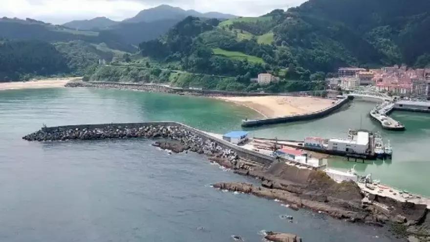 Jaurlaritzak portuko 35.000 metro koadroko eremu baten erabilpena laga dio Ondarroari.