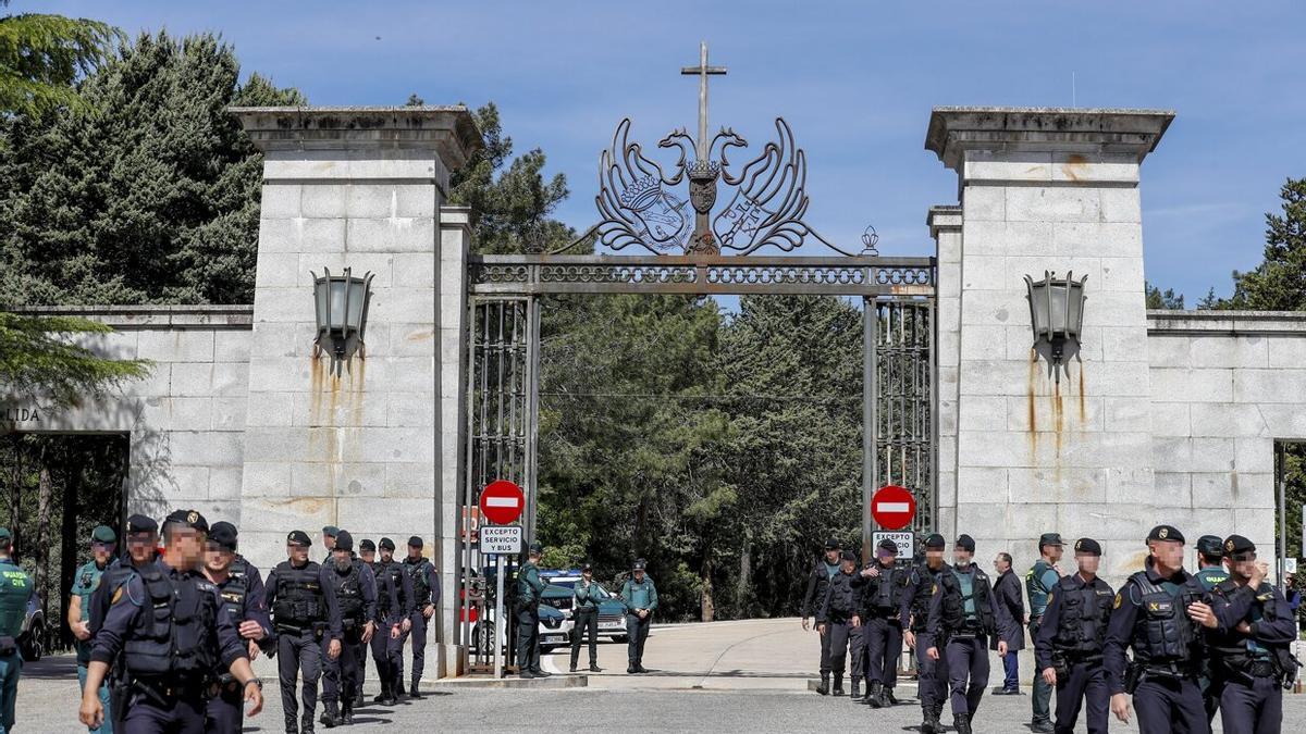Puerta en el Valle de Cuelgamuros desde donde han salido los restos del fundador de la Falange, José Antonio Primo de Rivera.