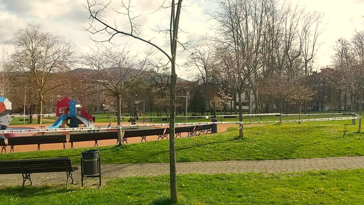 Área infantil del parque Juan Urrutia de Amurrio que esta siendo renovada