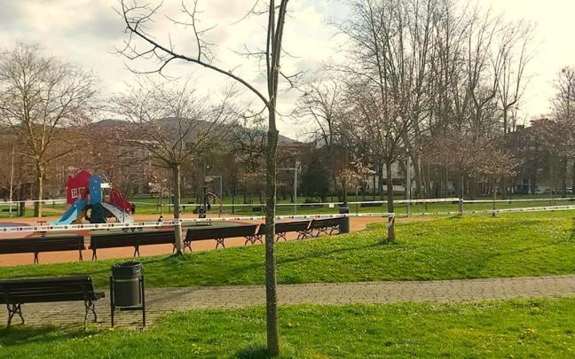Área infantil del parque Juan Urrutia de Amurrio que esta siendo renovada