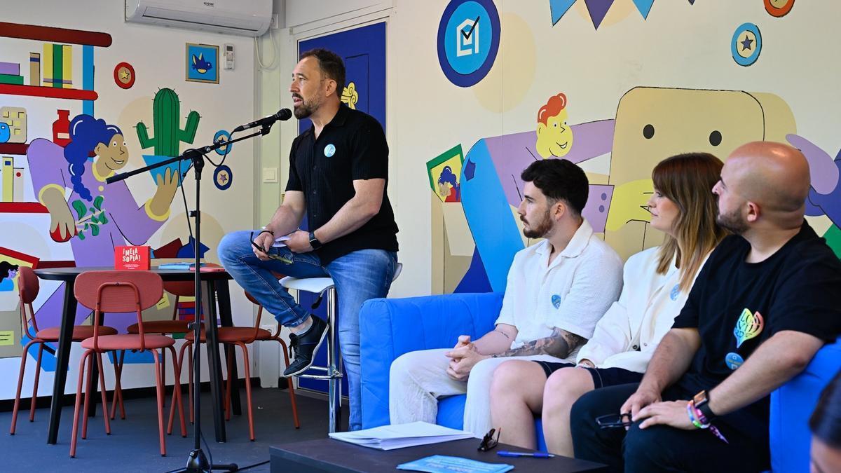 El consejero de Vivienda y Agenda Urbana, Denis Itxaso, este jueves en el stand de Gaztelagun en Kobetamendi.