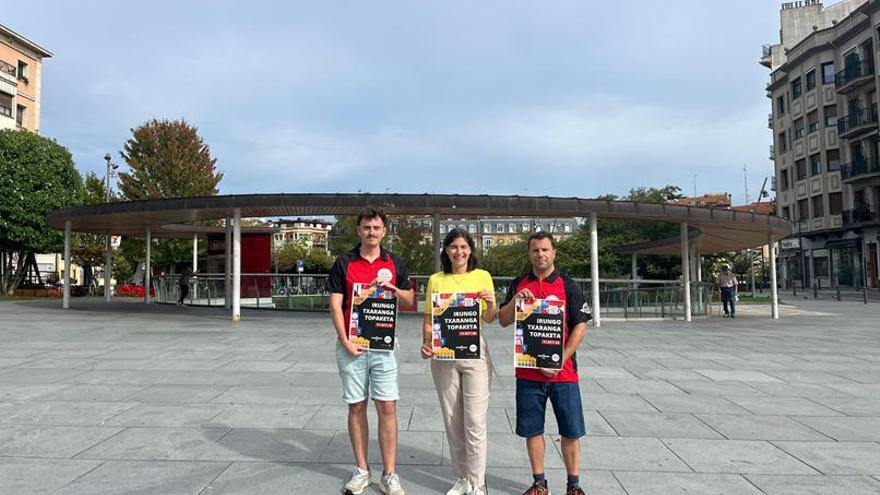 La delegada de Cultura, Nuria Alzaga, junto a representantes de la Peña Poteo.