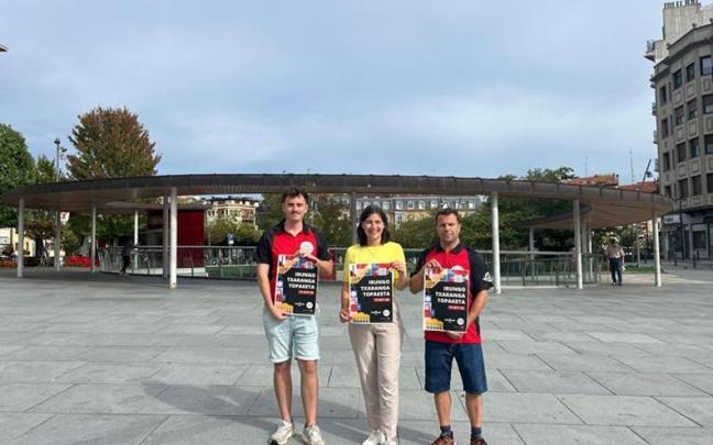La delegada de Cultura, Nuria Alzaga, junto a representantes de la Peña Poteo.