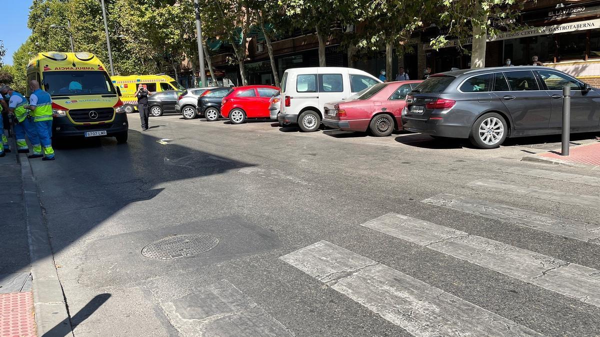 Una ambulancia cerca de un paso de peatones.