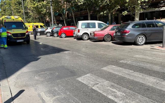 Una ambulancia cerca de un paso de peatones.