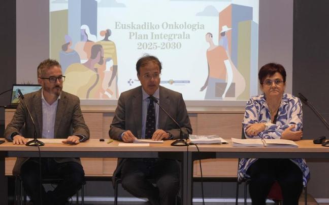 El consejero de Salud del Gobierno vasco, Alberto Martínez, durante la presentación del Plan Oncológico Integral 2025-2030 entre el viceconsejero de Salud, Gontzal Tamayo, y la directora general de Osakidetza, Lore Bilbao.