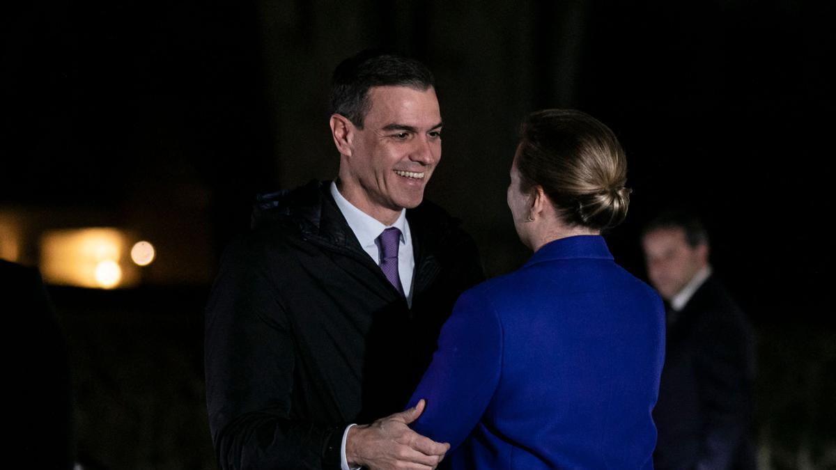 Sánchez saluda a la primera ministra danesa, Mette Frederiksen.