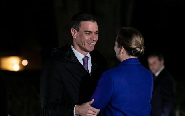 Sánchez saluda a la primera ministra danesa, Mette Frederiksen.