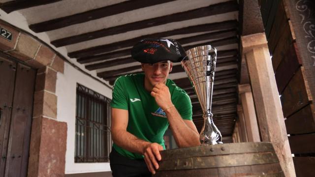 Darío Gómez celebra el título de campeón del Manomanista en Ezcaray, su pueblo natal.