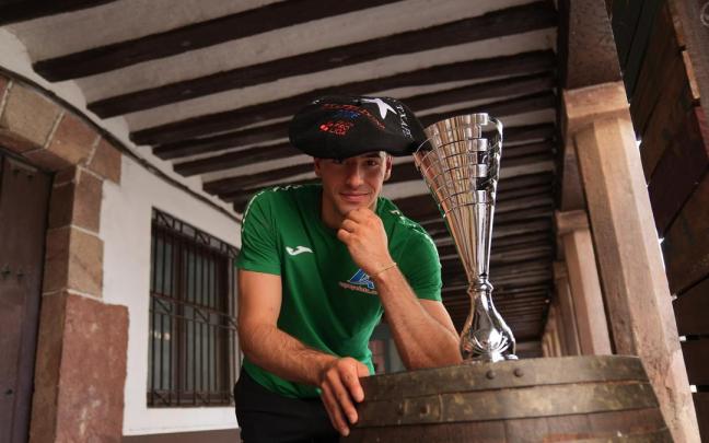 Darío Gómez celebra el título de campeón del Manomanista en Ezcaray, su pueblo natal.