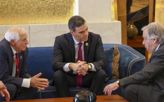 El responsable de Política Exterior de la UE, Josep Borrell, el presidente del Gobierno español en funciones, Pedro Sánchez, y El secretario general de la ONU, Antonio Guterres, durante un encuentro previo a la Cumbre de la Paz de Egipto. El responsable de Política Exterior de la UE, Josep Borrell, el presidente del Gobierno español en funciones, Pedro Sánchez, y El secretario general de la ONU, Antonio Guterres, durante un encuentro previo a la Cumbre de la Paz de Egipto.