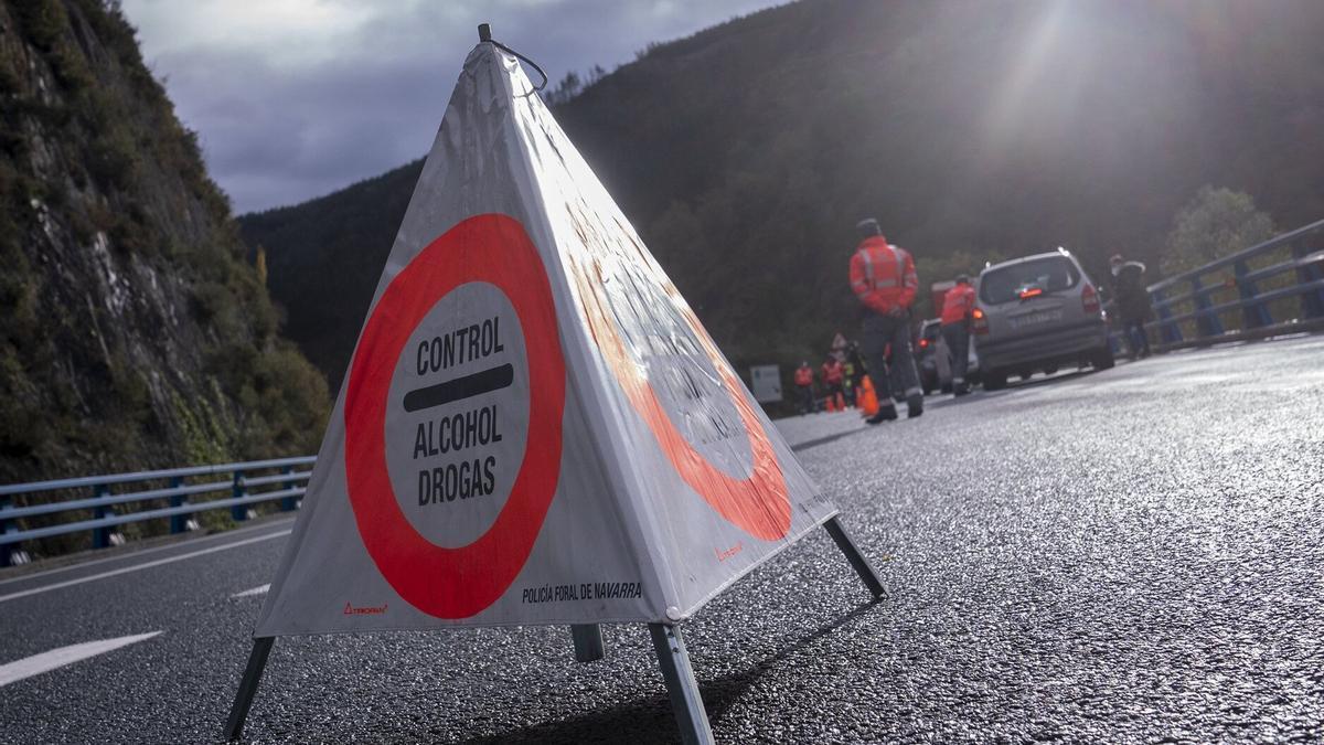 La Policía Foral efectúa un control de alcohol y drogas.
