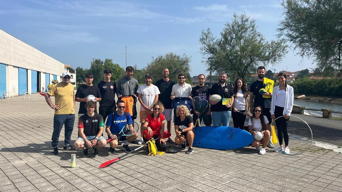 El delegado de Deportes, Borja Olazabal, junto a representantes de distintos clubes y entidades de la ciudad.