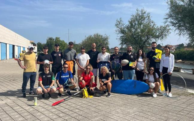 El delegado de Deportes, Borja Olazabal, junto a representantes de distintos clubes y entidades de la ciudad. / A.M.S. El delegado de Deportes, Borja Olazabal, junto a representantes de distintos clubes y entidades de la ciudad.