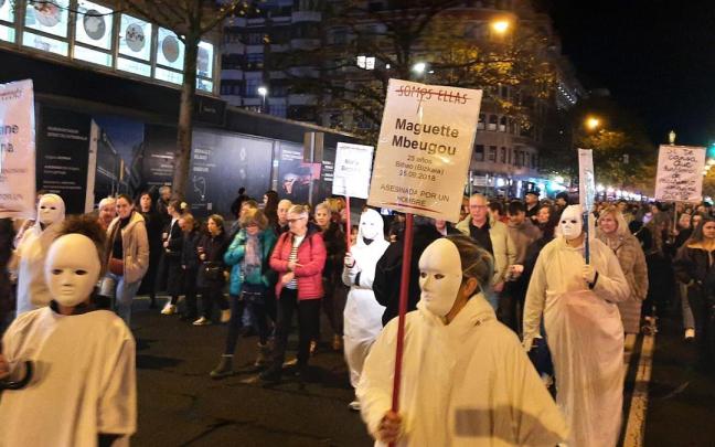 Manifestantes portan carteles contra la violencia machista en la marcha del 8 de Marzo en Bilbao