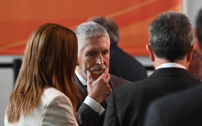 El ministro del Interior, Fernando Grande-Marlaska (c), durante la entrega medallas Mérito de Protección Civil en un acto en la Escuela Nacional de Protección Civil.