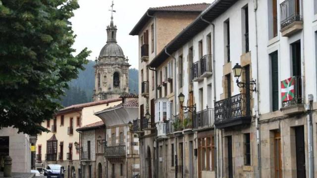 Una imagen del municipio eskoriatzarra con la parroquia de fondo.