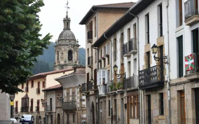 Una imagen del municipio eskoriatzarra con la parroquia de fondo.
