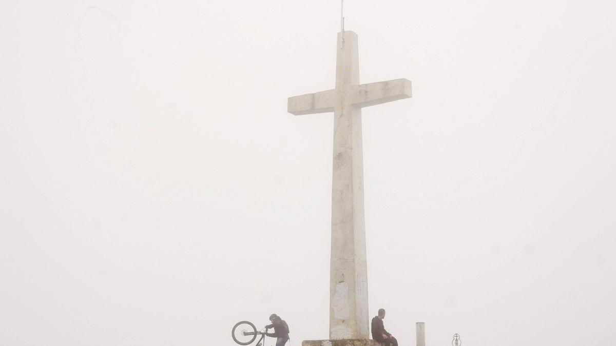 Monte Usurbe, cima y cruz.