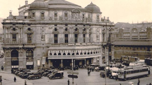 Estación del tranvía de Arratia en la plaza del Teatro Arriaga.