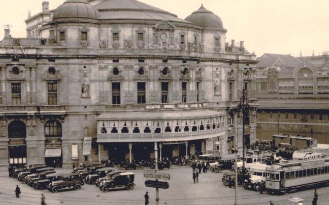 Estación del tranvía de Arratia en la plaza del Teatro Arriaga.