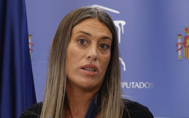 Nogueras aparta la bandera de España antes de su rueda de prensa Nogueras aparta la bandera de España antes de su rueda de prensa
