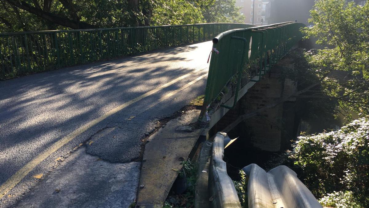 Imagen de algunos de los daños laterales que presenta el puente