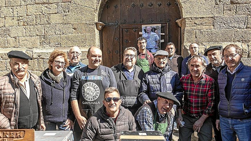 Parte del grupo de olivareros de Lumbier, colaboradores y pregoneros de la fiesta popular que este año ha celebrado su octava edición en la plaza de Santa María, su escenario.