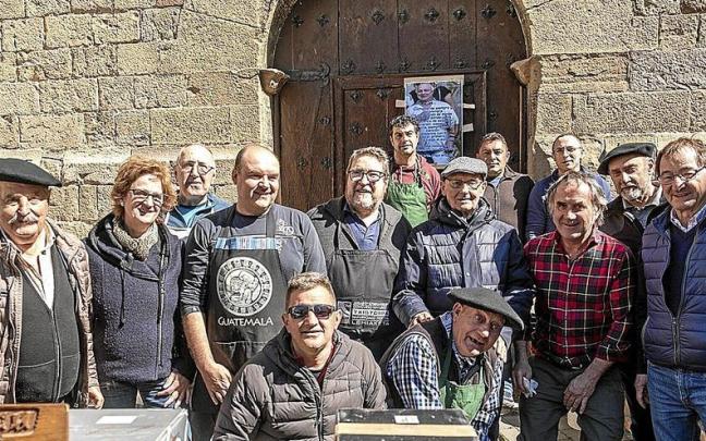 Parte del grupo de olivareros de Lumbier, colaboradores y pregoneros de la fiesta popular que este año ha celebrado su octava edición en la plaza de Santa María, su escenario. Parte del grupo de olivareros de Lumbier, colaboradores y pregoneros de la fiesta popular que este año ha celebrado su octava edición en la plaza de Santa María, su escenario.