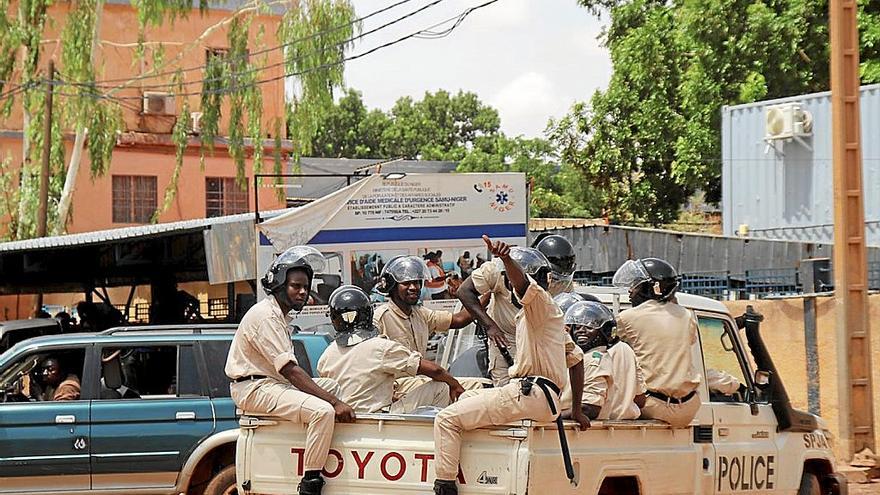 Efectivos policiales patrullan por las calles de Niamey, capital de Níger.