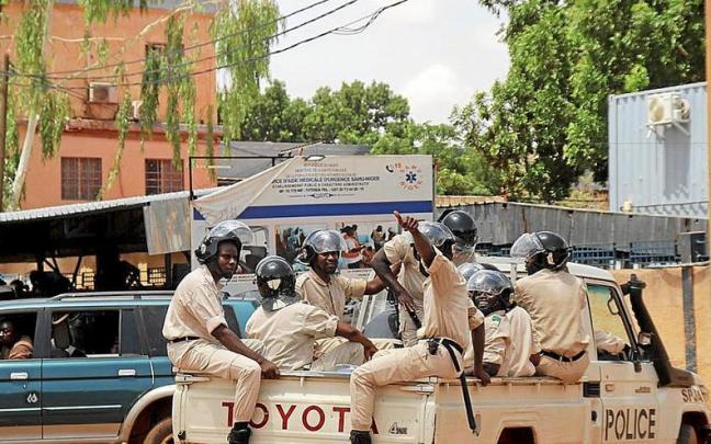 Efectivos policiales patrullan por las calles de Niamey, capital de Níger. Efectivos policiales patrullan por las calles de Niamey, capital de Níger.