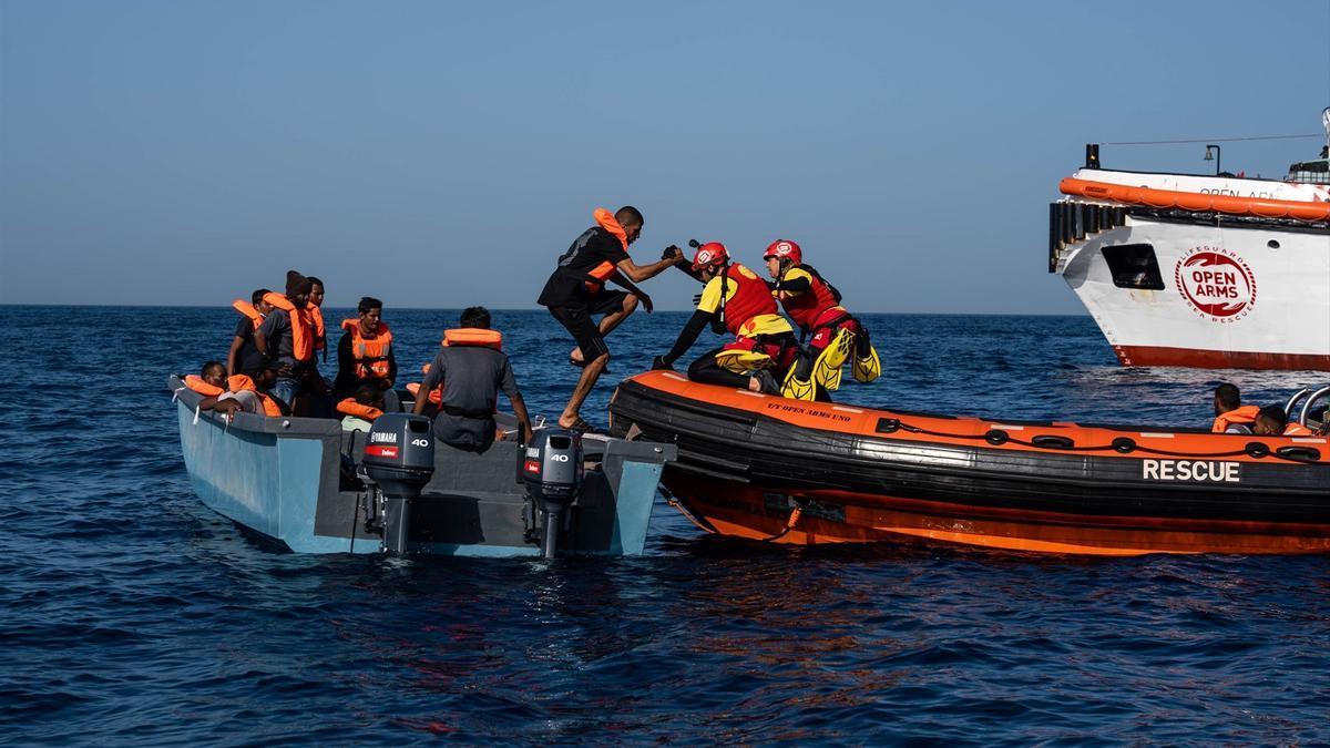 Activistas del Open Arms rescatan a un grupo de migrantes.