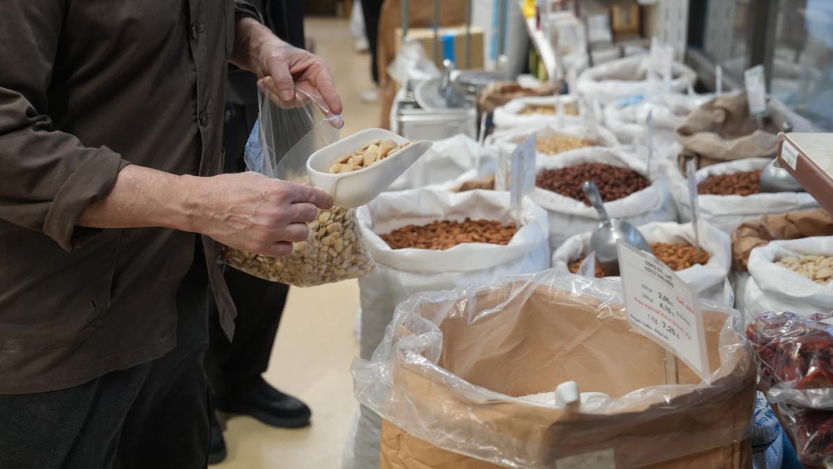 Un establecimiento de venta de legumbres y especias