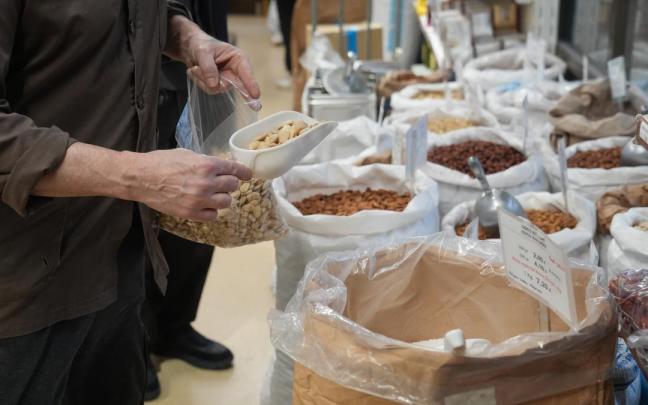 Un establecimiento de venta de legumbres y especias