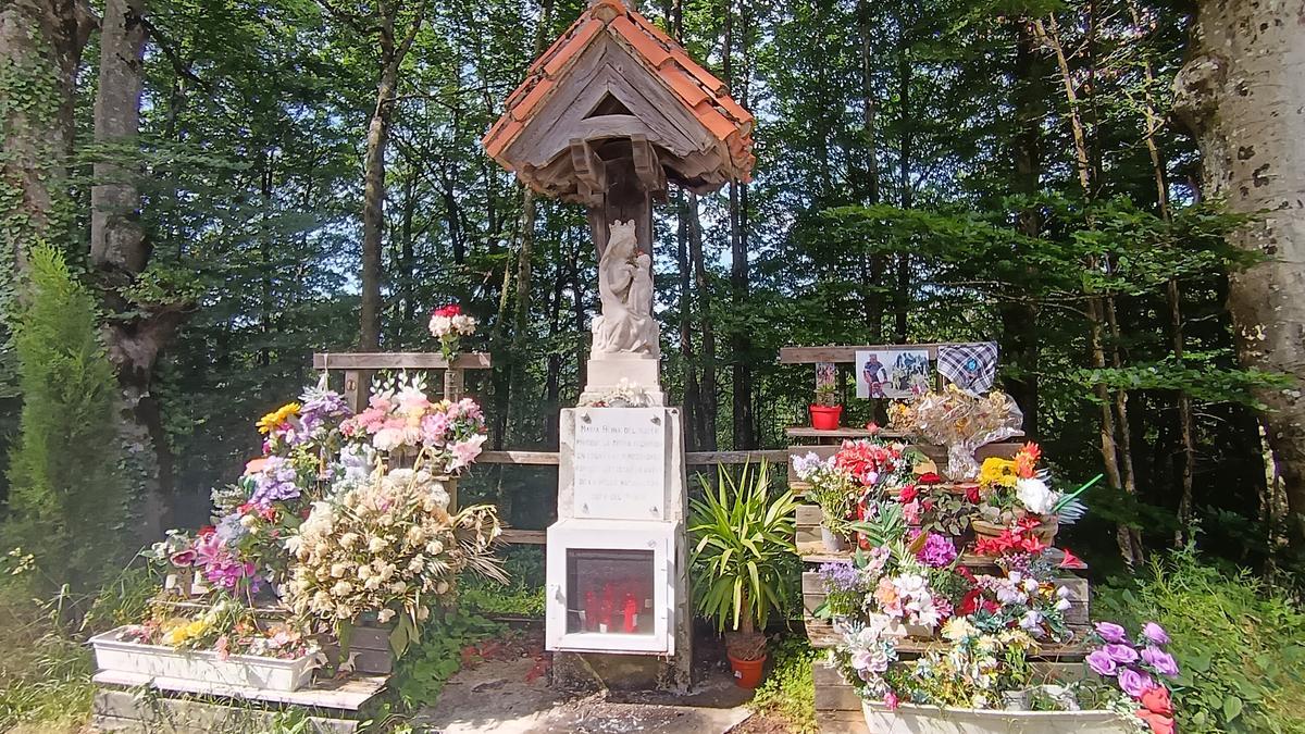 Monumento en honor a Dorletako Ama, en el Alto de Arlaban, repleto de ofrendas florales.