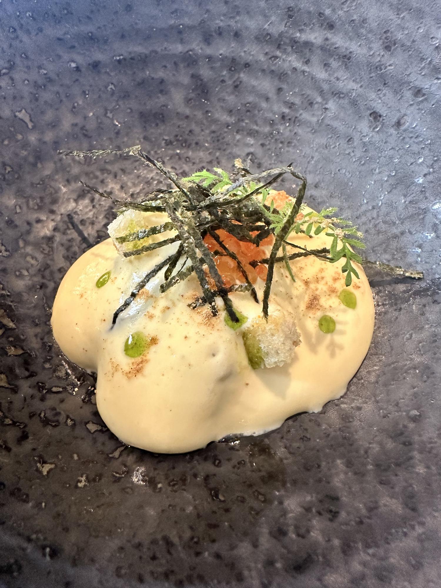 Ostra con espuma de salsa holandesa.