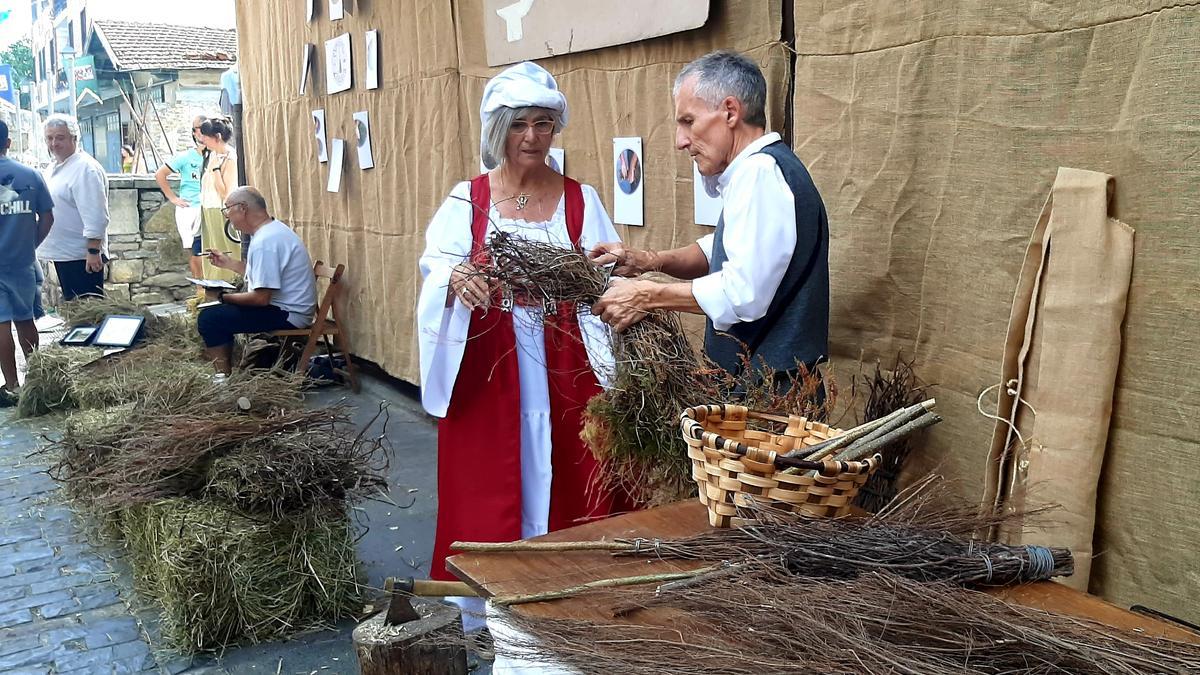 Miembros de la asociación etnográfica Artea enseñando a elaborar escobas de brezo