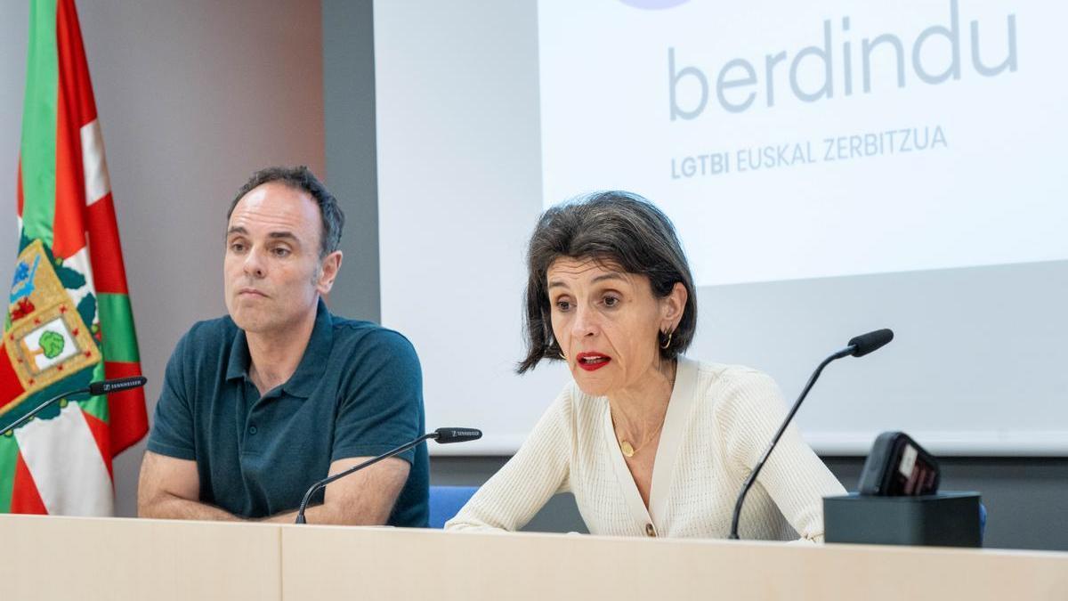 La consejera de Bienestar, Juventud y Reto Demográfico, Nerea Melgosa, y el director de Diversidad, Convivencia y Solidaridad Intergeneracional, Txema Ezkerra, en la presentación de los datos de Berdindu.