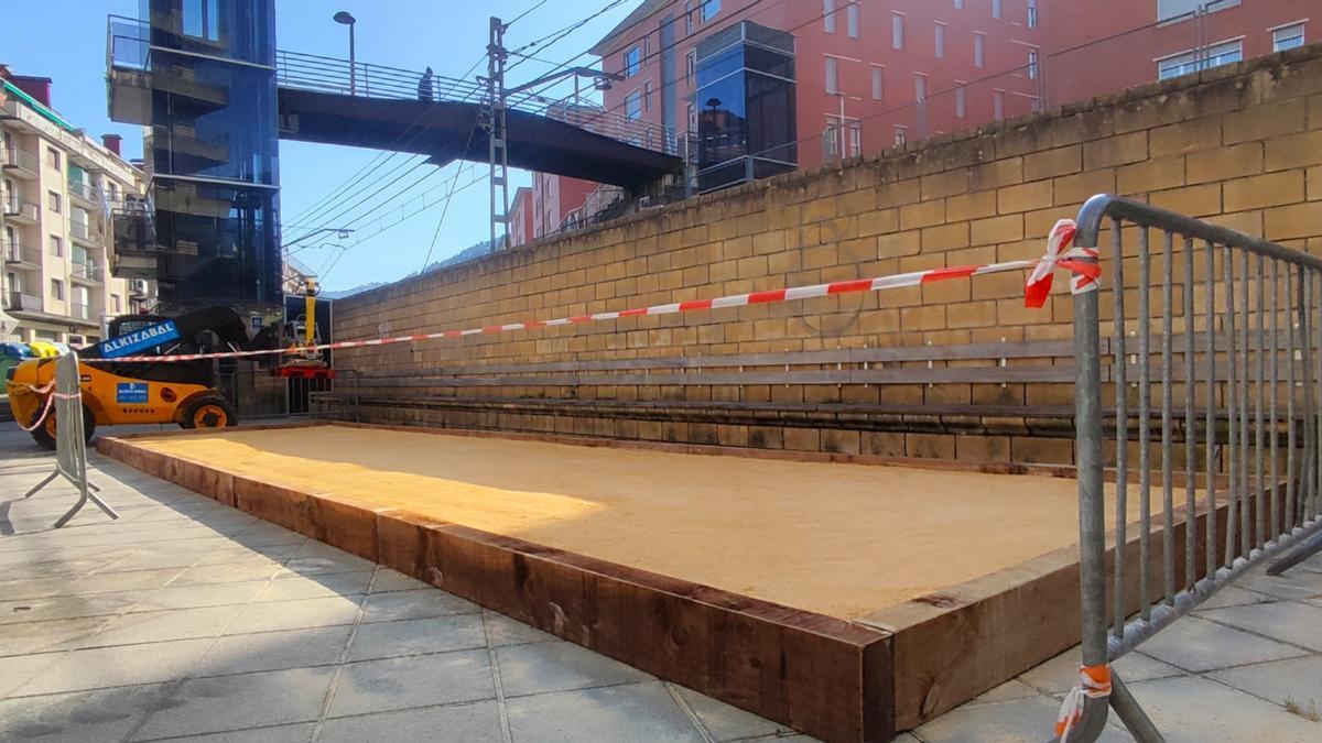 La pista se compone de una superficie de arena flanqueada por traviesas de madera con una dimensiones de 12 metros de largo por tres de ancho.