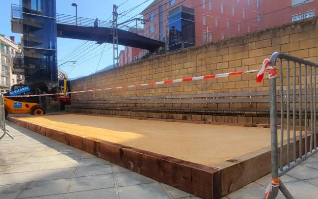 La pista se compone de una superficie de arena flanqueada por traviesas de madera con una dimensiones de 12 metros de largo por tres de ancho.