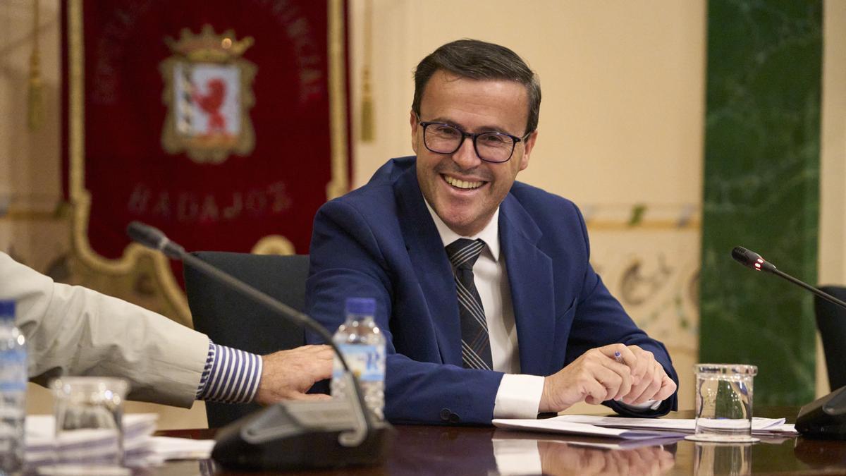 Miguel Ángel Gallardo renuncia como presidente de la Diputación de Badajoz, un día después de prometer el cargo como diputado.