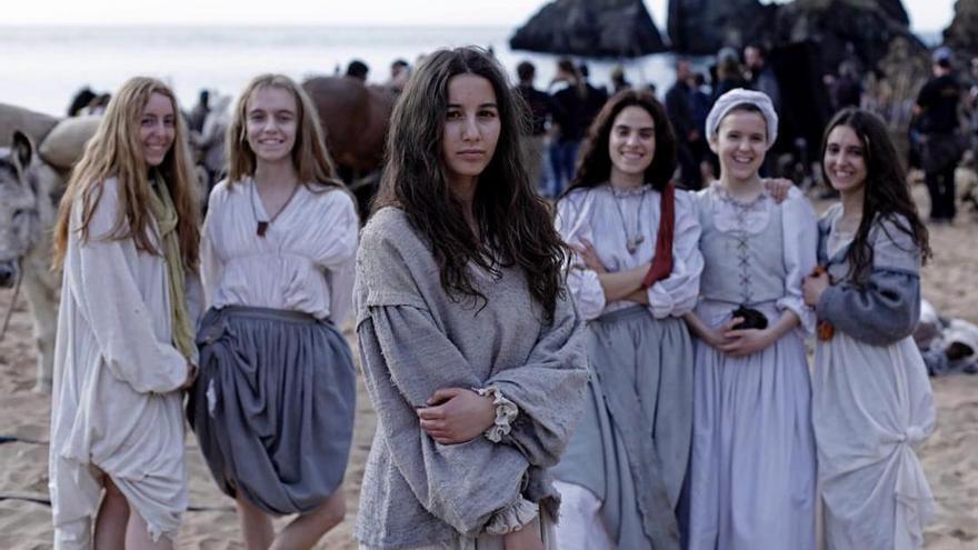 Amaia Aberasturi posa junto a otras actrices durante el rodaje de 'Akelarre'.