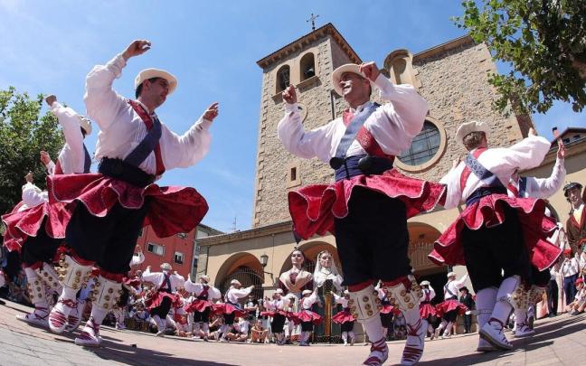 Larratz Dantzari Taldea baila con su nuevo vestuario en la plaza de la Iglesia. Larratz Dantzari Taldea baila con su nuevo vestuario en la plaza de la Iglesia.